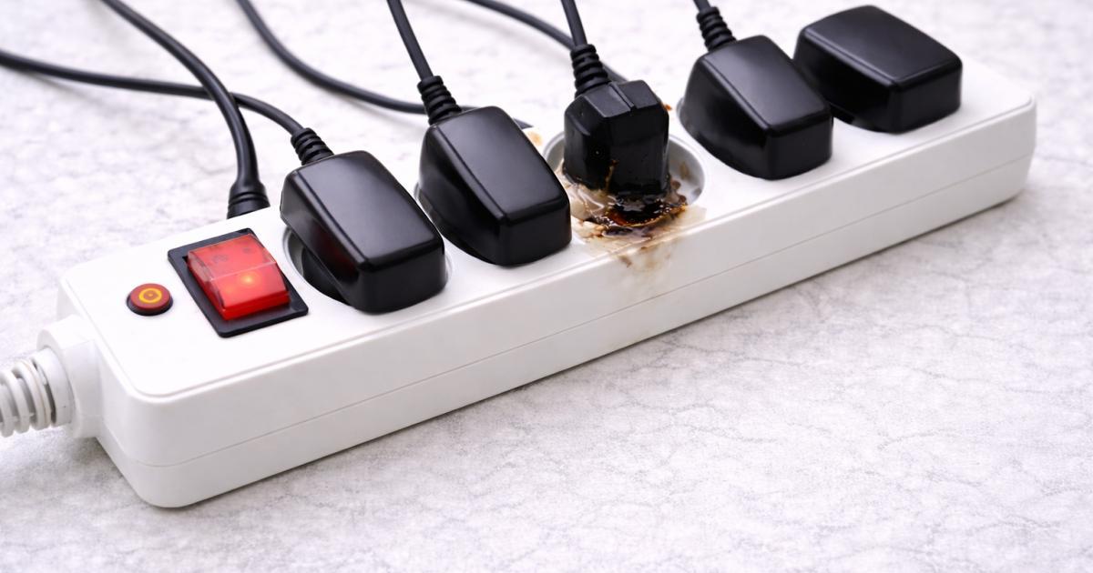 Elektrische stekkerdoos met verkleuring door overbelasting